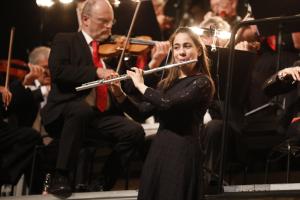 Mädchen spielt Querflöte